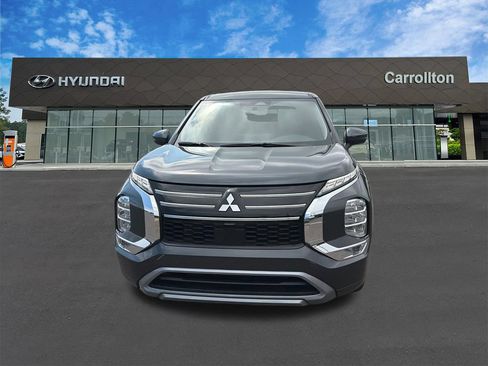 Used 2025 Mitsubishi Outlander SE FWD image 2