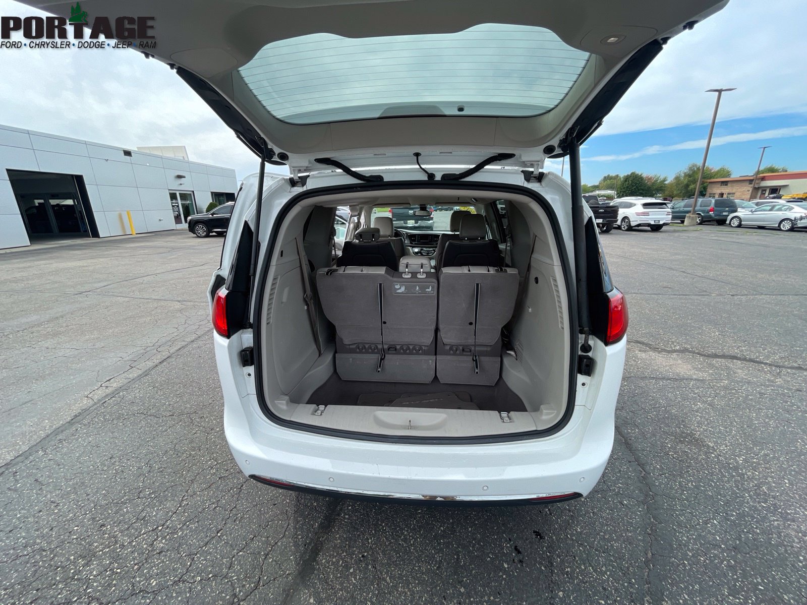 Used 2017 Chrysler Pacifica Touring-L FWD image 18