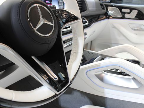 Used 2025 Mercedes-Benz Maybach GLS 600 4MATIC image 28