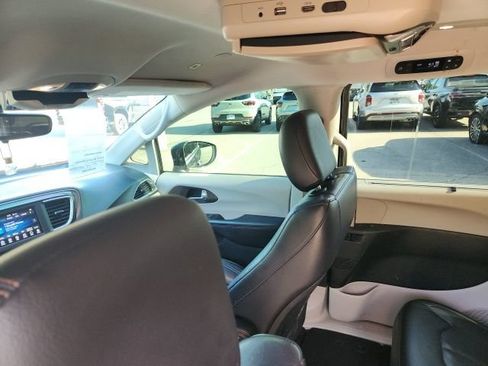 Used 2018 Chrysler Pacifica Touring-L FWD image 12