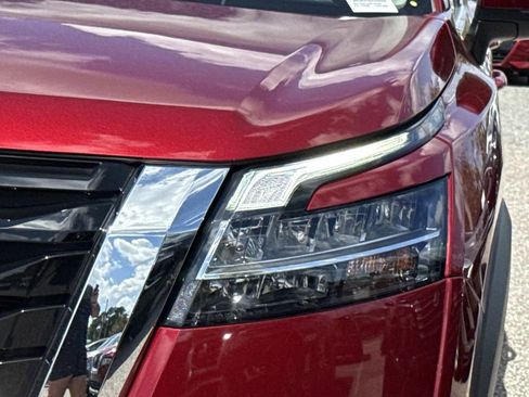 Used 2024 Nissan Pathfinder SL FWD image 10