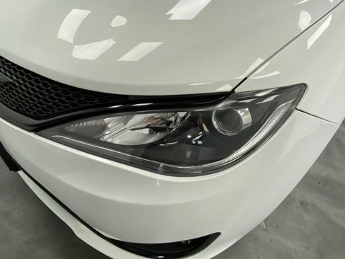 Used 2018 Chrysler Pacifica Limited w/ S Appearance Package image 11