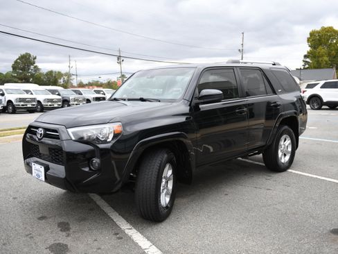 Used 2020 Toyota 4Runner SR5 image 2