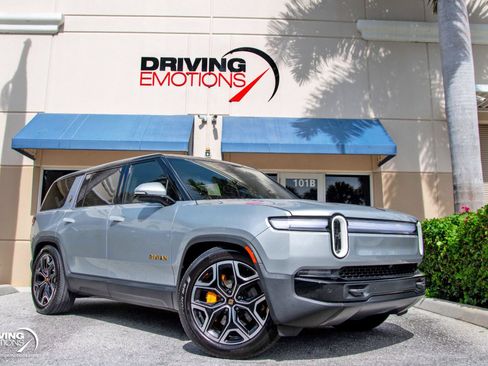 Used 2025 Rivian R1S Premium AWD/4WD image 1