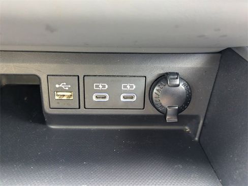 Used 2023 Toyota Highlander LE image 24