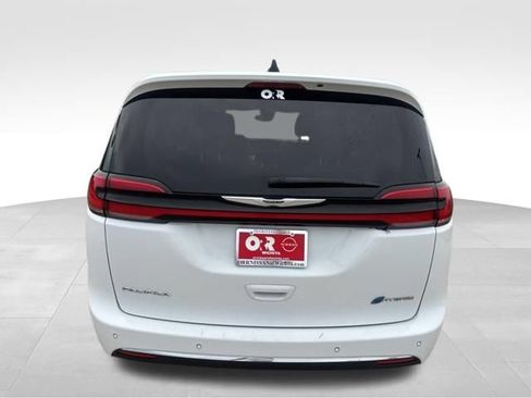 Used 2023 Chrysler Pacifica Touring-L FWD image 10