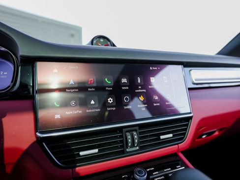 Certified 2023 Porsche Cayenne Platinum Edition image 18