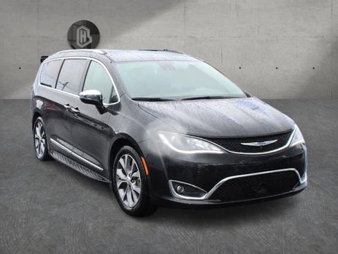 Used 2019 Chrysler Pacifica Limited w/ Tire & Wheel Group FWD image 2