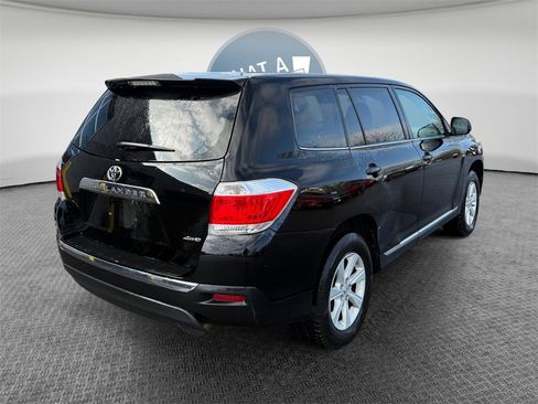 Used 2013 Toyota Highlander Plus w/ Cold Weather Pkg image 3