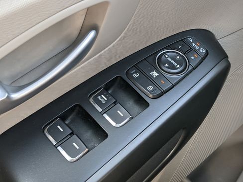 Certified 2018 Kia Sedona LX w/ LX Essentials Premium Package image 17