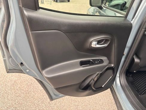Used 2018 Jeep Renegade Altitude AWD/4WD image 21