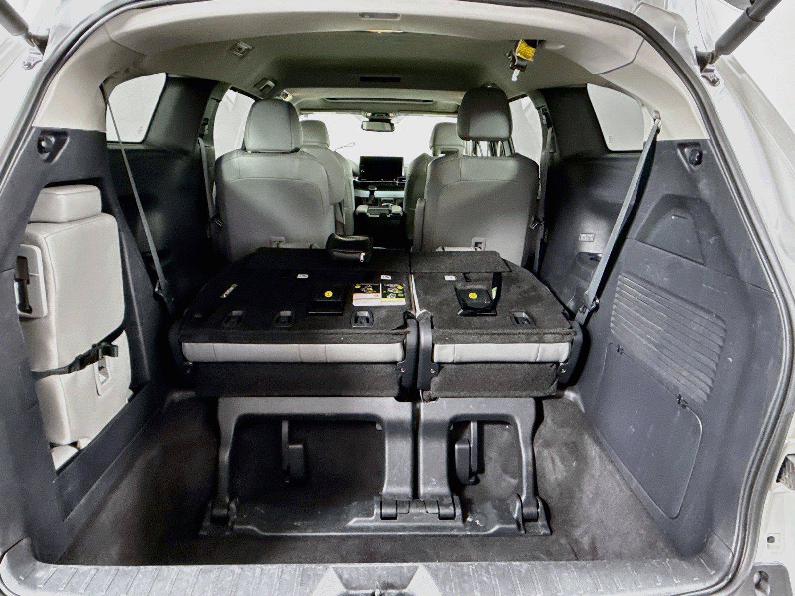 Certified 2025 Toyota Sienna XLE FWD image 37