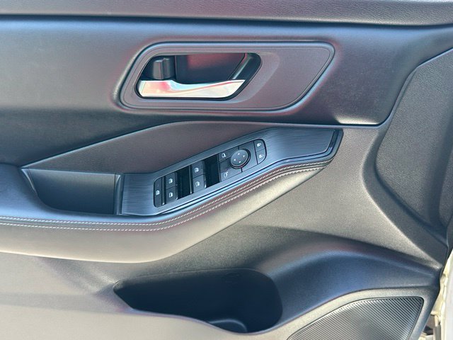 Certified 2025 Nissan Rogue SV AWD/4WD image 18