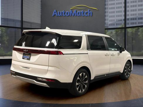 Used 2024 Kia Carnival EX FWD image 11