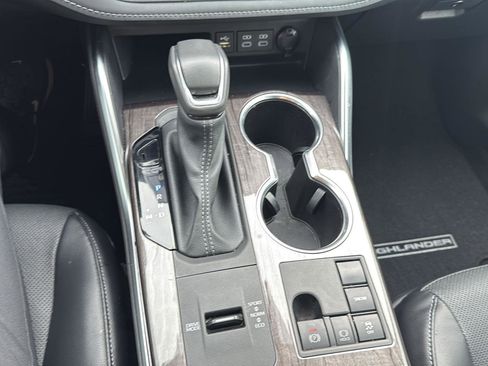 Used 2024 Toyota Highlander Platinum image 18