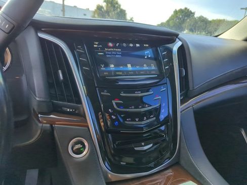 Used 2018 Cadillac Escalade Luxury RWD image 14
