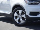 Used 2019 Volvo XC40 T5 Momentum image 2