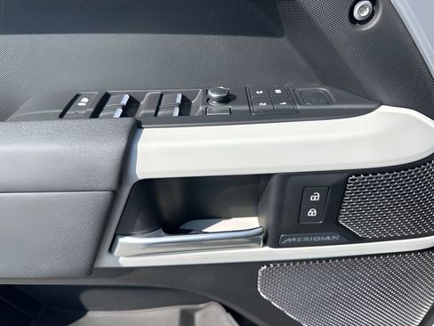 Used 2020 Land Rover Defender 110 image 29