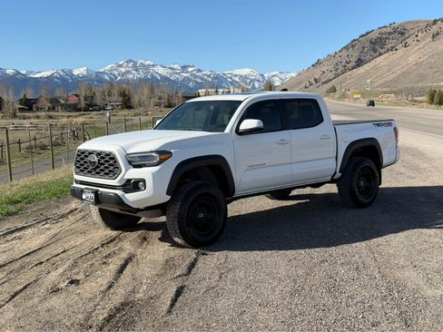 Used 2023 Toyota Tacoma TRD Off-Road w/ TRD Premium Off Road Package image 3