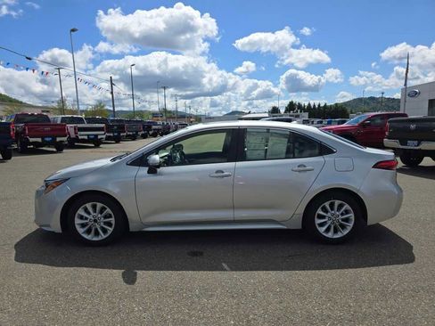 Used 2021 Toyota Corolla XLE w/ Carpet Mat Package (TMS) image 2