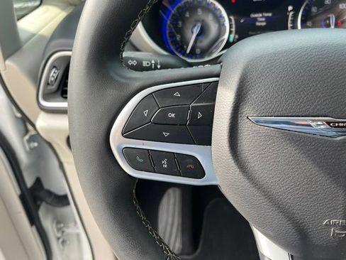 Used 2023 Chrysler Pacifica Touring-L FWD image 20