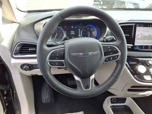 Used 2024 Chrysler Pacifica Touring-L image 7