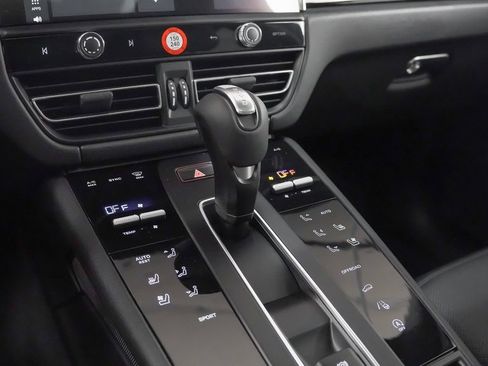 Used 2025 Porsche Macan image 33