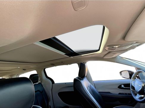 Used 2023 Chrysler Pacifica Limited image 28