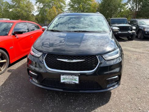 Used 2023 Chrysler Pacifica Limited FWD image 2
