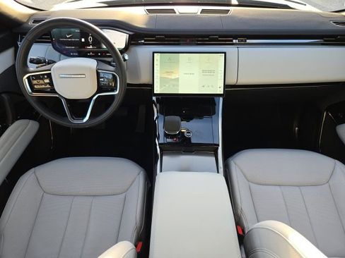 Used 2025 Land Rover Range Rover Sport SE image 12