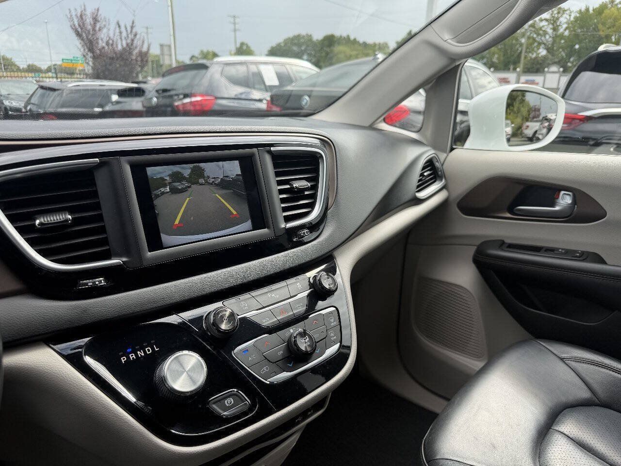 Used 2018 Chrysler Pacifica Touring-L FWD image 21