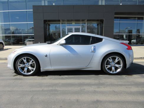 Used 2009 Nissan 370Z Touring w/ Sport Pkg image 4