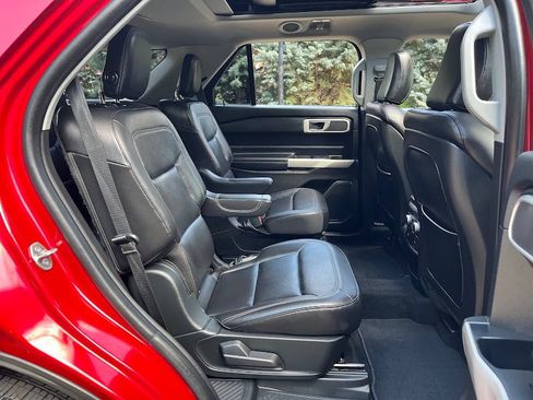 Used 2020 Ford Explorer XLT w/ Equipment Group 202A AWD/4WD image 39
