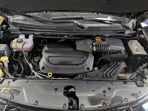 Used 2024 Chrysler Pacifica Touring-L FWD image 4