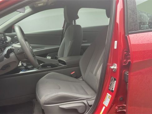 Used 2021 Hyundai Elantra SE image 16