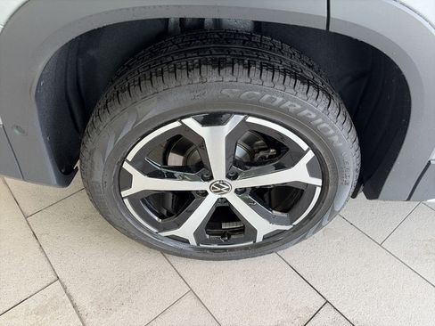 Used 2026 Volkswagen Tiguan SE AWD/4WD image 10