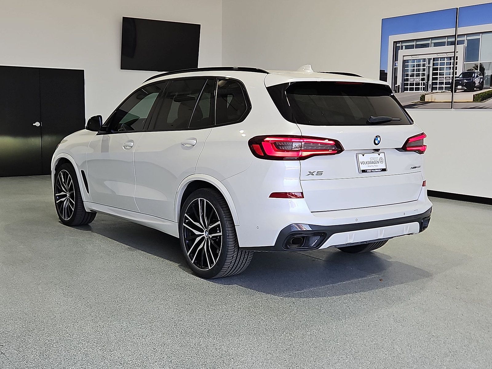 Used 2022 BMW X5 xDrive40i w/ M Sport Package AWD/4WD image 6