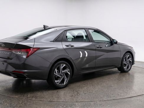 Used 2025 Hyundai Elantra SEL FWD image 9