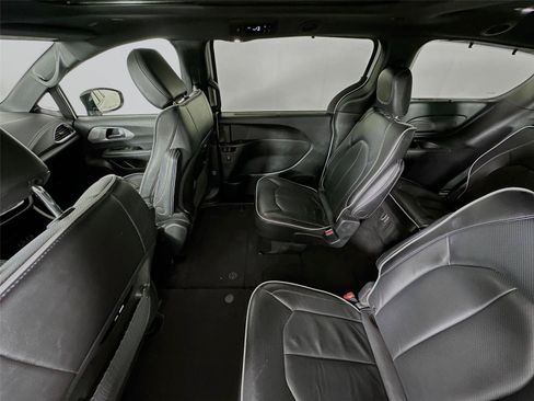 Used 2025 Chrysler Pacifica Limited FWD image 11