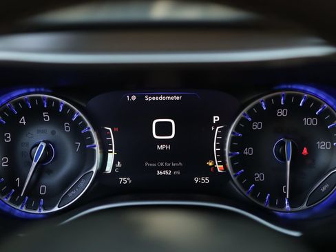 Used 2023 Chrysler Pacifica Touring-L FWD image 11