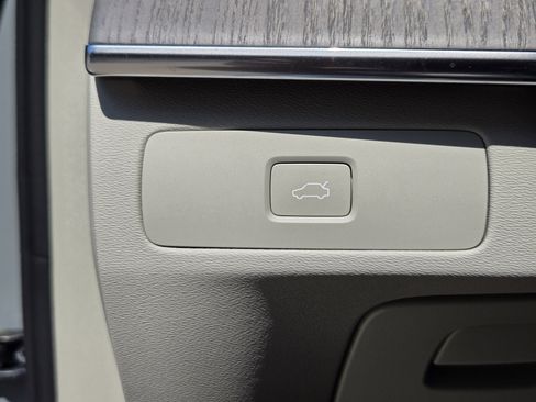 Certified 2025 Volvo XC90 B5 Ultra w/ Protection Package Premier image 32