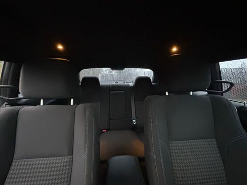 Used 2015 Dodge Challenger SXT image 27