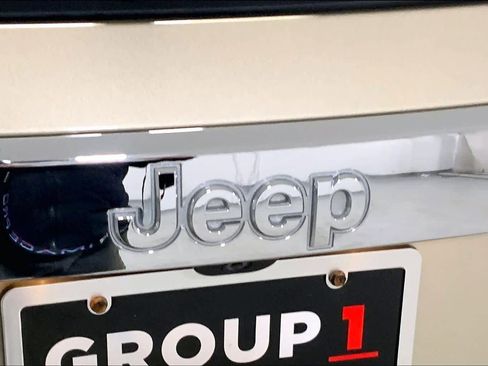 Used 2011 Jeep Grand Cherokee Overland Summit AWD/4WD image 29