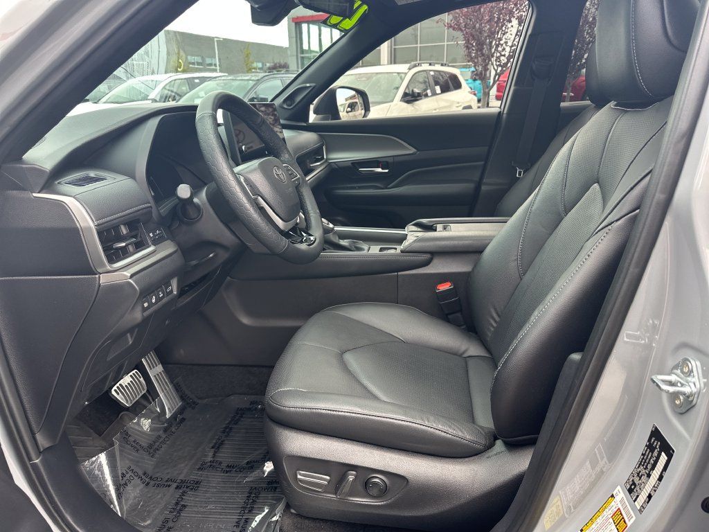 Certified 2025 Toyota Grand Highlander AWD Hybrid image 12