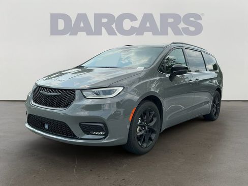 Used 2025 Chrysler Pacifica Limited FWD image 3