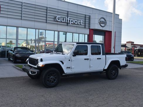 Used 2024 Jeep Gladiator Sport AWD/4WD image 2