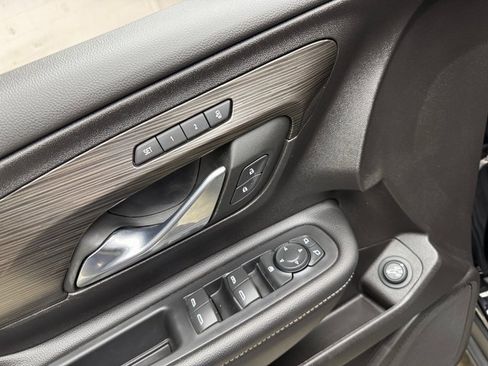 Used 2024 GMC Terrain SLT image 11