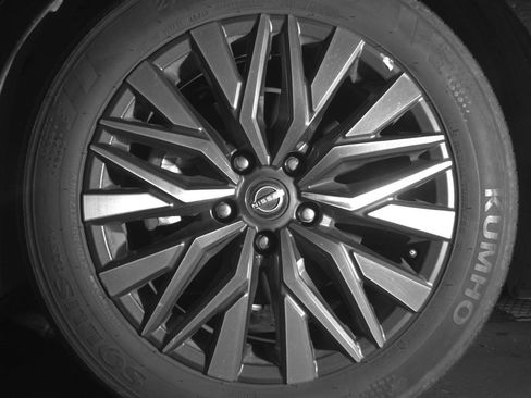 Used 2025 Nissan Altima 2.5 SV FWD image 12
