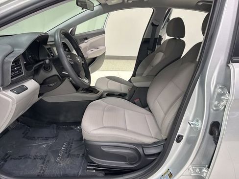 Used 2019 Hyundai Elantra SE FWD image 11