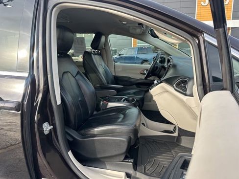 Used 2017 Chrysler Pacifica Touring-L image 29